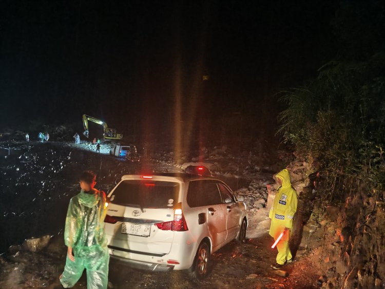 Respons Cepat Satlantas Polres Bener Meriah Atur Arus di Lokasi Banjir, Lalu Lintas Tetap Lancar