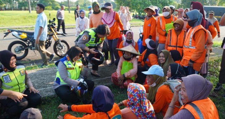 Peringati Hari Kartini, Kapolres Metro Bekasi Bagikan 400 Paket Sembako Untuk Perempuan Pekerja