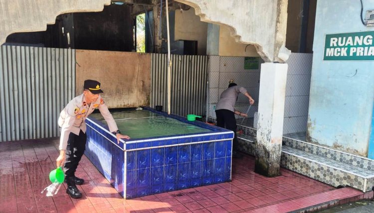 Menyapa Warga Lewat Aksi Nyata, Kapolsek Peudawa Bersihkan Masjid