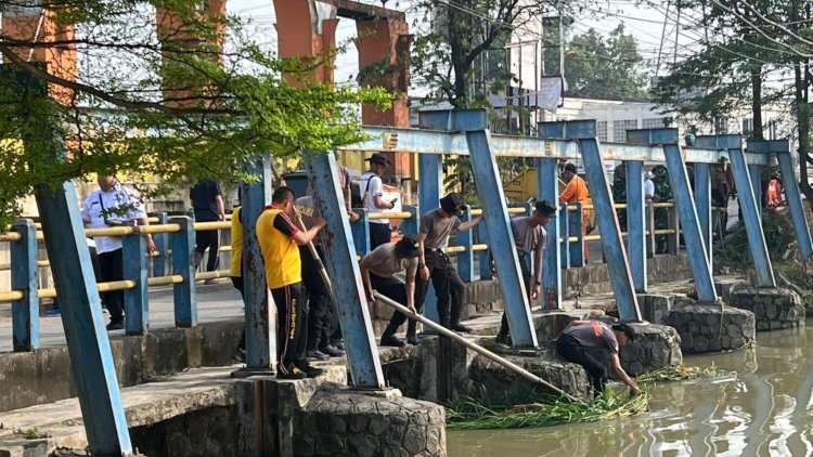 ‎Batalyon D Pelopor Brimob Polda Metro Jaya Bersihkan Pasar Tegal Danas Bekasi, Lingkungan Lebih Nyaman dan Bebas Genangan