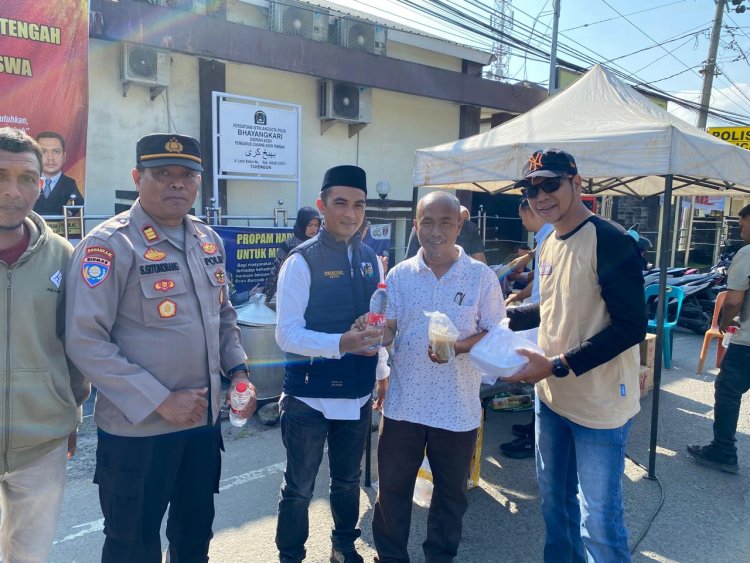 Jumat Berkah Polres Aceh Tengah Kembali Bagikan Makanan dan Bubur untuk Masyarakat di Depan Mapolres