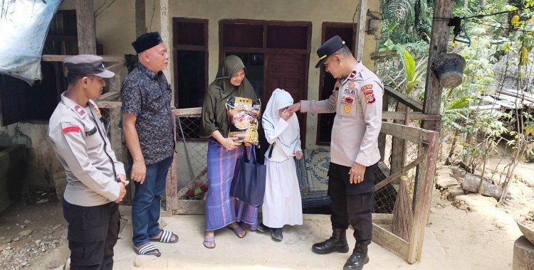 Sentuhan Kemanusiaan Kapolsek Idi Tunong, Salurkan Bantuan untuk Anak Yatim