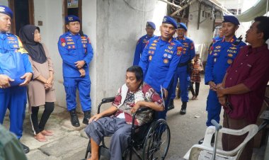 Ditpolairud PMJ Tebar Kepedulian di Pesisir Cilincing, Bantu Warga Stroke Lewat Kursi Roda