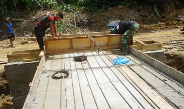 Gotong Royong Satgas TMMD Ke-128 dan Warga Percepat Pembangunan Jembatan Plat Beton