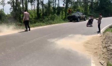 Peduli Keselamatan Pengendara, Polisi Bersihkan Pasir di Jalinsum Way Kanan