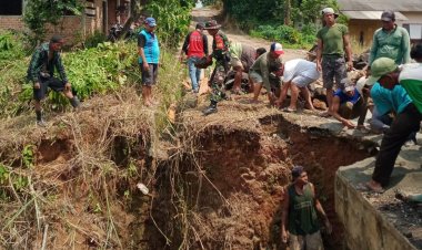 GOTONG ROYONG PERBAIKAN JEMBATAN KELURAHAN CAMPUR ASRI