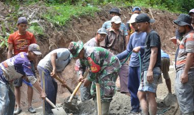 PENUH SEMANGAT KEBERSAMAAN, PENGECORAN JEMBATAN GARUDA AIR RINGKIH DILAKSANAKAN BERSAMA MASYARAKAT