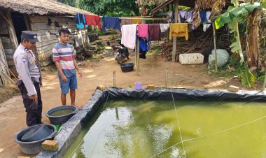 Bhabinkamtibmas Buay Bahuga Dampingi Budidaya Lele Warga untuk Program Ketahanan Pangan