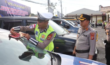 Hadir Lebih Dekat dengan Masyarakat, Polres Aceh Tengah Pasang Stiker Layanan 110 di Kendaraan Dinas