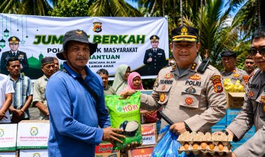 Jumat Berkah, Kapolres Aceh Tenggara dan Bhayangkari Salurkan Bantuan untuk Korban Kebakaran di Kute Bakhti