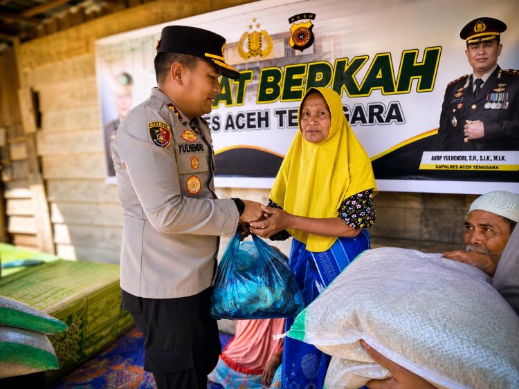 Sentuhan Jumat Berkah, Kapolres Aceh Tenggara Hadir Ringankan Duka Korban Kebakaran