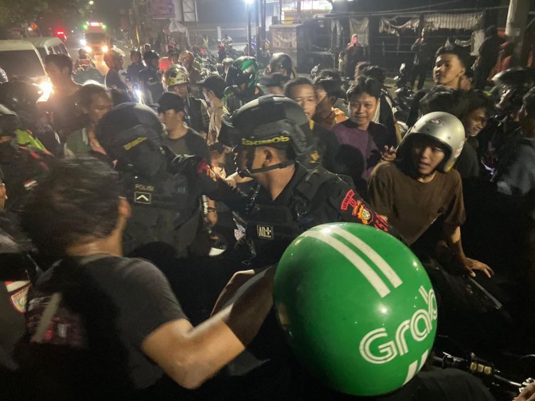 Patmob Kompi 2 Batalyon D Pelopor Amankan Pelaku Penjambretan Saat Patroli Kamtibmas di Bekasi Kota