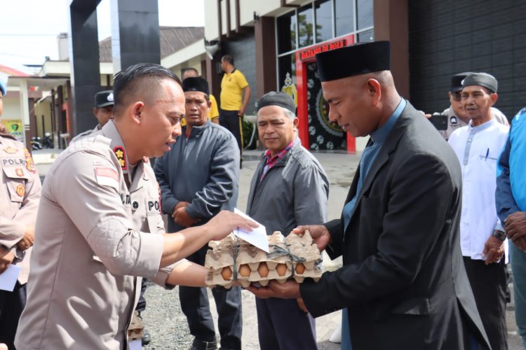 Jumat Berkah, Polres Aceh Tengah Beri Tali Asih kepada Penggali Kubur dan Pemandi Jenazah