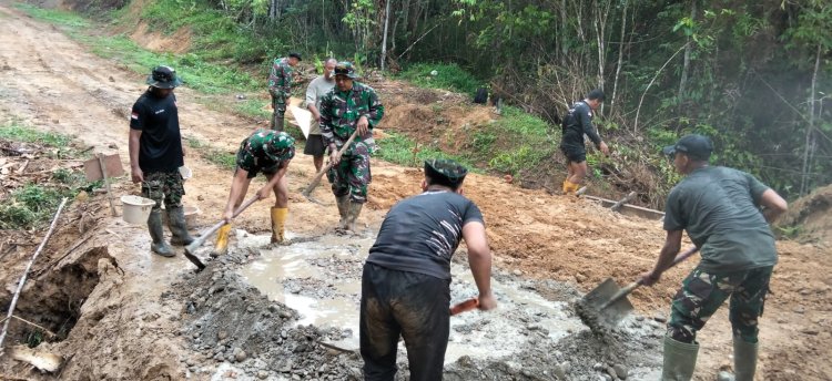 Satgas TMMD Aceh Tamiang Tak Kenal Lelah, Tetap Semangat Aduk Semen Di Bawah Terik Matahari