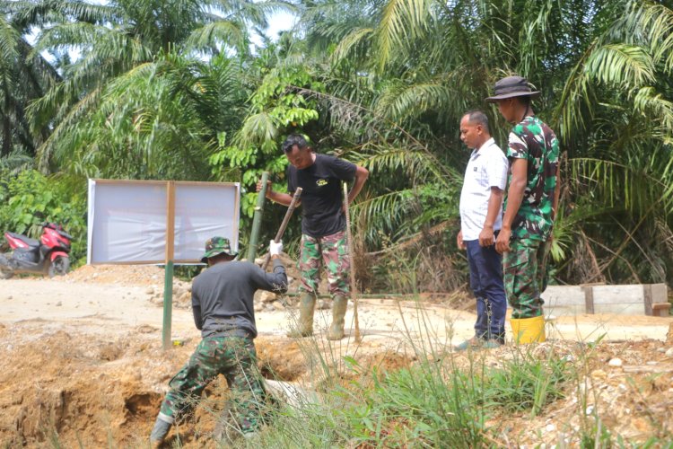 Dipantau Geuchik, Personel Satgas TMMD Kebut Pembangunan Gorong-Gorong