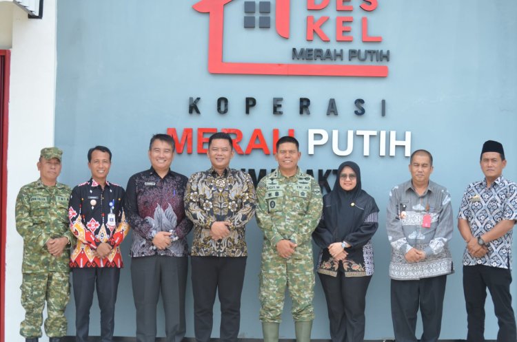 Sekretaris Daerah Kabupaten, Machiavelli Herman Tarmizi, S.STP., M.Si., bersama Komandan Kodim 0427/WK, Letkol Arm Sigit Windarto, S.Sos., M.Han., menghadiri Launching Pembangunan Koperasi Desa/Kelurahan Merah Putih (KDKMP)