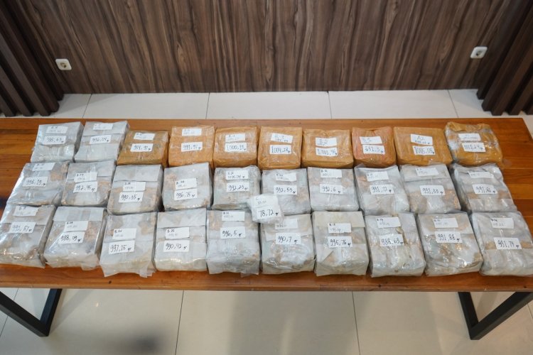 POLDA METRO JAYA MENGGAGALKAN PEREDARAN 32 KG SABU ASAL MALAYSIA