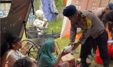 Brimob Metro Jaya Kerahkan 2 Unit Kendaraan Dapur Lapangan (Randurlap), Bagikan Bantuan Makanan untuk Korban Kebakaran Pasar Jiung