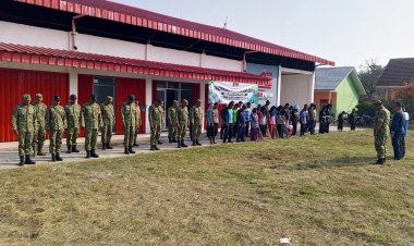 DANRAMIL 427-04/BAHUGA PIMPIN GERAKAN INDONESIA ASRI DI KAMPUNG PISANG BARU