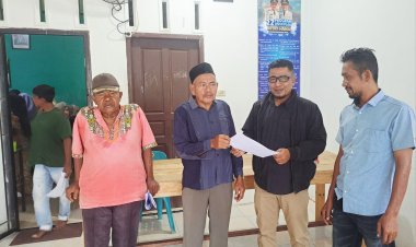 Pastikan Tepat Sasaran, Pj Geuchik Gampong Kapa Bagikan Undangan Bantuan Jadup