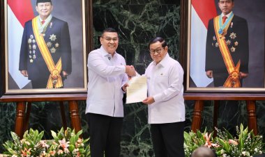 DKI Jakarta HUT ke-499, Wamen Ossy Serahkan 499 Sertipikat ke Gubernur Pramono Anung