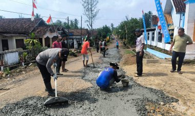 Warga Bersama Kepala Kampung dan Babinsa Kantipmas Bergotong Royong Perbaiki Ruas Jalan Sriwijaya