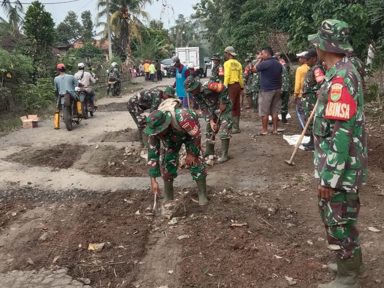 WUJUD KEMANUNGGALAN TNI-RAKYAT, KODIM 0427/WAY KANAN LAKSANAKAN KARYA BAKTI PERBAIKAN JALAN BARADATU–BANJIT