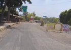 Proyek di Bundaran Simpang Lima Jalan Jendral Sudirman Way Kanan: Debu Meluas, Warga Banyak Sakit, Pengendara sepeda motor, Terancam