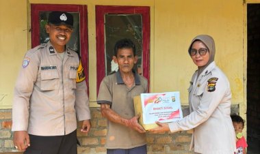 Sambangi Warga, Polsek Baradatu Salurkan Bansos Hari Bhayangkara ke-80