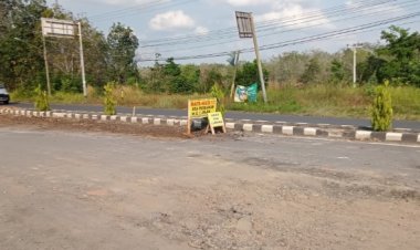 Ruas Jalan KM 04 hingga Bundaran Ria Kudu Belambagan Umpu, Kabupaten Way Kanan Sedang Dalam Perbaikan, Pengguna Jalan Diminta Lebih Berhati-hati