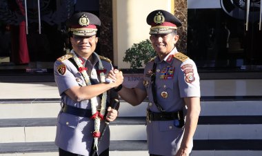 Irjen Pol Marzuki Ali Basyah Serahkan Pataka "Machdum Sakti" kepada Kapolda Aceh Irjen Pol. Ruddi Setiawan