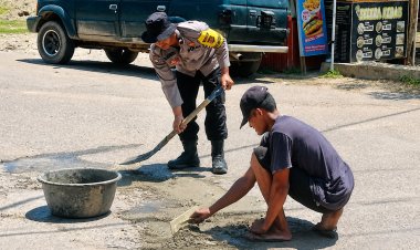 Peduli Keselamatan Warga, Bhabinkamtibmas Polsek Meurah Mulia Tambal Jalan Berlubang