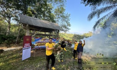 Polsek Baradatu Bersama Masyarakat Gelar Bakti Riligi di TPU Gedung Rejo