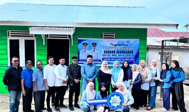 Ketua DPRK Langsa dan Baitul Mal Serahkan Bantuan Rumah Korban Kebakaran di Gampong Baro