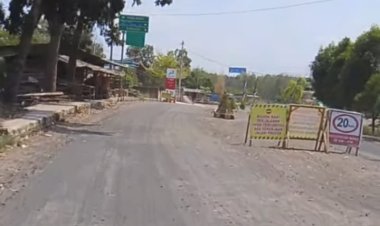 Proyek di Bundaran Simpang Lima Jalan Jendral Sudirman Way Kanan: Debu Meluas, Warga Banyak Sakit, Pengendara sepeda motor, Terancam