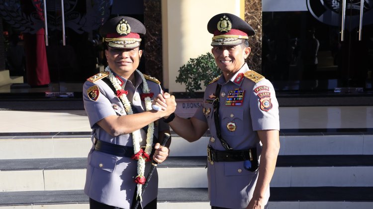 Irjen Pol Marzuki Ali Basyah Serahkan Pataka "Machdum Sakti" kepada Kapolda Aceh Irjen Pol. Ruddi Setiawan