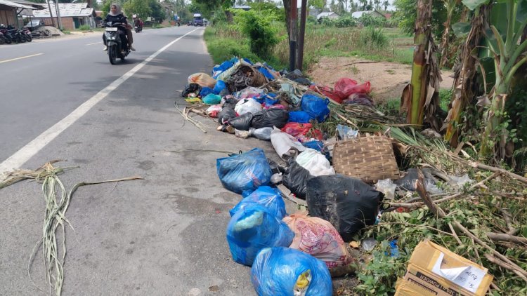 Warga Keluhkan Sampah Bau Menyengat di Jalan Lintas Nasional, Kadis DLH Langsa Berdalih BBM Sulit