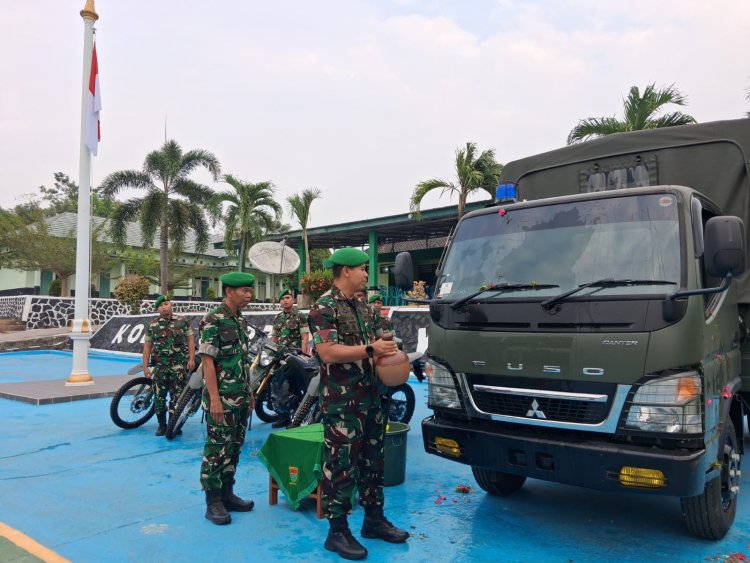 DANDIM 0427/WAY KANAN, SERAHKAN KENDARAAN DINAS TRUK MITSUBISHI CANTER DAN MOTOR CRF UNTUK TINGKATKAN KESIAPAN OPERASIONAL