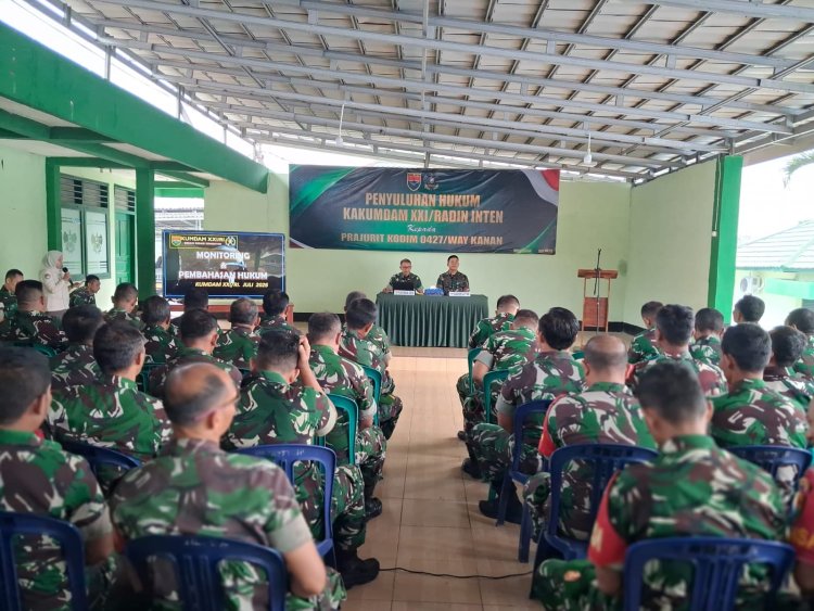 PRAJURIT KODIM 0427/WAY KANAN IKUTI PENYULUHAN HUKUM, DANDIM TEKANKAN PENTINGNYA DISIPLIN DAN KEPATUHAN TERHADAP ATURAN