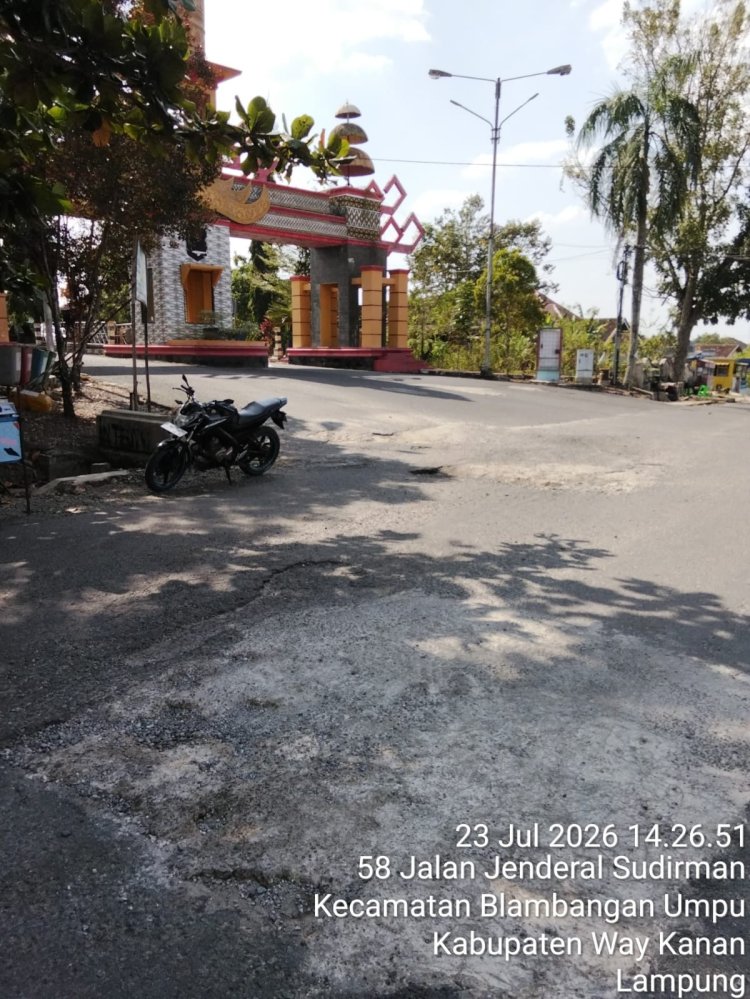 Keluhan Warga: Jalan Depan PMDA dan Kodim Way Kanan Rusak, Banjir Saat Hujan dan Berdebu Saat Kemarau
