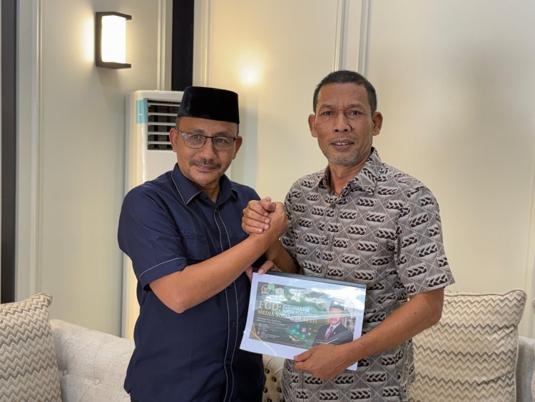 Silaturrahmi dengan Ketua DPRA, Haji Uma Serahkan Rekomendasi Hasil FGD Penggunaan Ruang Digital di Aceh