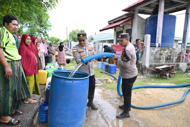 Polres Pidie Salurkan Air Bersih untuk 494 KK di Gampong Neuhuen, Wujud Kepedulian kepada Warga Terdampak Kekeringan ‎