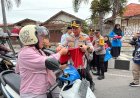 Sambut HUT Ke-81 RI, Kapolres Aceh Tengah dan Forkopimda Bagikan Bendera Merah Putih kepada Warga