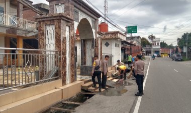 Polsek Bandar Gelar Bakti Sosial Sambut HUT ke-81 Kemerdekaan RI, Bersihkan Meunasah An-Nur Bersama Warga