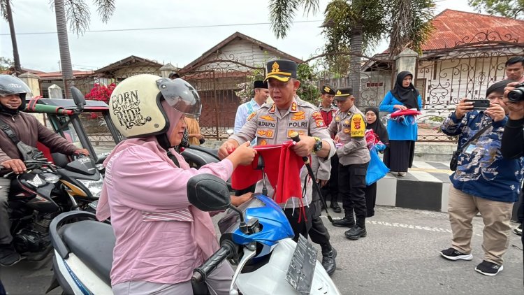 Sambut HUT Ke-81 RI, Kapolres Aceh Tengah dan Forkopimda Bagikan Bendera Merah Putih kepada Warga