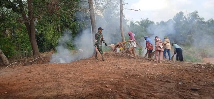 Babinsa Serka Isrianto Pimpin Gotong Royong di Kampung Bandar Dalam, Semangat Sambut HUT RI ke-81