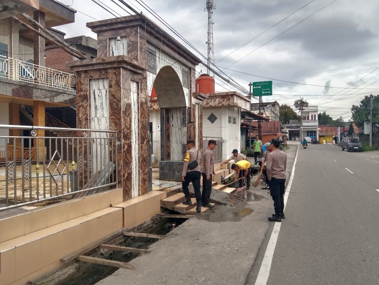 Polsek Bandar Gelar Bakti Sosial Sambut HUT ke-81 Kemerdekaan RI, Bersihkan Meunasah An-Nur Bersama Warga