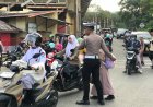 Hadir untuk Masyarakat, Polisi Aceh Tengah Kawal Pelajar Menyeberang di Tengah Arus Padat