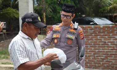 Jumat Berkah Penuh Kepedulian, Kapolres Pidie Jaya Berbagi Bersama Masyarakat