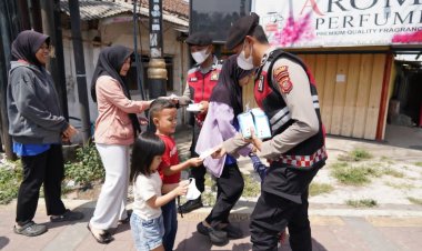 Polres Cimahi Bergerak Cepat Bagikan Masker Gratis, Antisipasi Dampak Debu Vulkanik